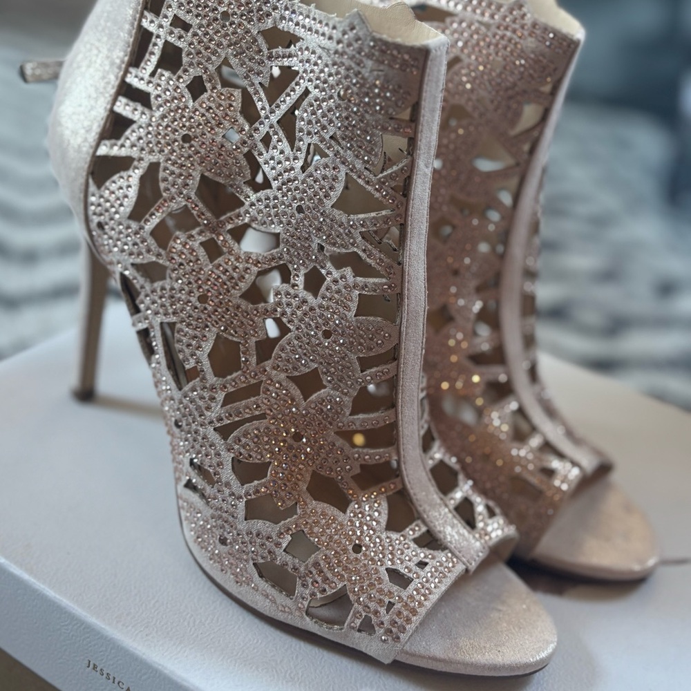 Jessica Simpson stiletto booties. Size 8 - Picture 2 of 7